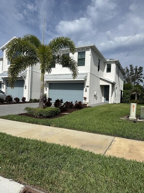 Exterior - Your Dream Naples Seasonal Home: Elegant Townhouse Between Mercato & 5th Ave (Naples)