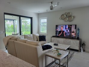 Smart TV - Your Dream Naples Seasonal Home: Elegant Townhouse Between Mercato & 5th Ave (Naples)