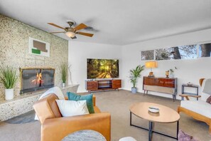 Living area - Midcentury Oasis with Private Pool, Las Vegas (Las Vegas)