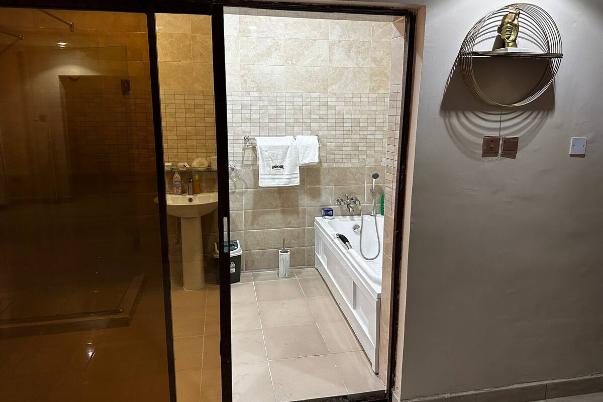 Separat badekar og dusj, regndusjhode, tøfler og bidé