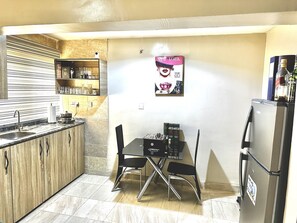 Peti sejuk, ketuhar gelombang mikro, dapur, cerek elektrik