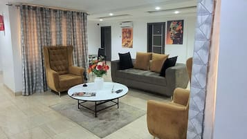 Appartement Affaires | Coin séjour | TV connectée de 55 pouces avec chaßnes par cùble