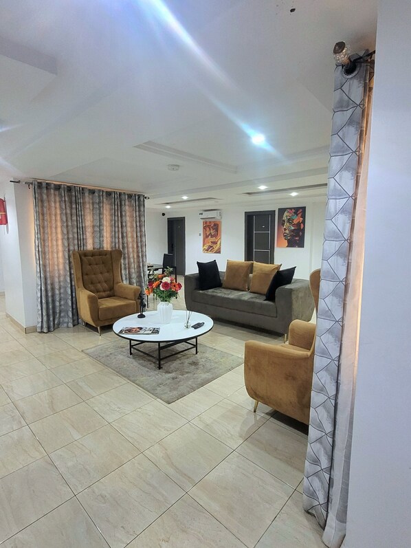 商務公寓 | 客廳 | 55 吋智能電視連有線電視頻道