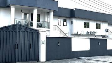 Stylish building with a central entrance and symmetrical facade, offering a functional design.