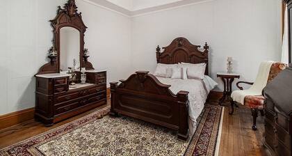 The Chandelier Bed & Breakfast ROOM#2