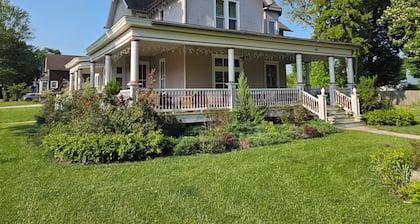 The Chandelier Bed & Breakfast "Maritime Room"