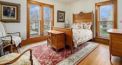 The Chandelier Bed & Breakfast ROOM#5