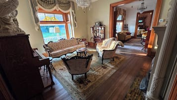 TV connectée, lecteur de DVD, livres