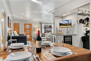Apartment, Multiple Beds, Kitchen (516 W Mountain Ave - Upper) | Dining