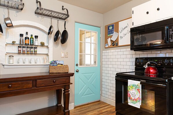 Apartment, Multiple Beds, Kitchen (516 W Mountain Ave - Upper) | Private kitchen | Fridge, microwave, oven, stovetop