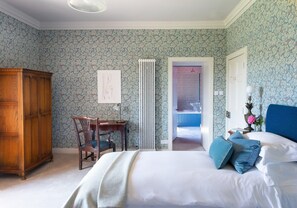 4 habitaciones, tabla de planchar con plancha y cuna de viaje 