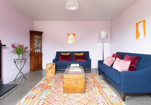 Smart TV, fireplace, table tennis, books - A beautifully renovated rural retreat for families and groups set in extensive grounds. (Haddington)