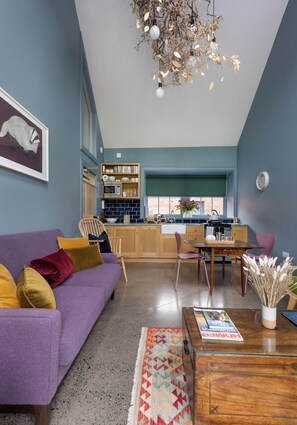 تلفزيون ذكي، تنس طاولة، كُتُب