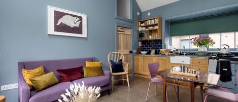 Téléviseur connecté, table de ping-pong, livres