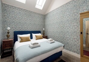 1 chambre, fer et planche à repasser, lit de bébé portatif