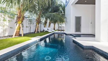 Utomhuspool och uppvärmd pool