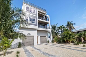 Exterior - View from the top! Walk to the beach! Short stays (Bradenton Beach)