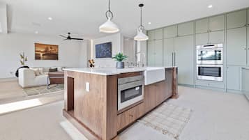 Kylskåp, mikrovågsugn, ugn och spishäll