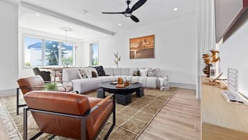 Smart-tv och ett bordtennisbord