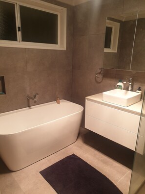 Shower, hair dryer, towels, soap - Bredbo Farm Stay (Jerangle)