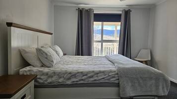 4 bedrooms, iron/ironing board, WiFi, bed sheets