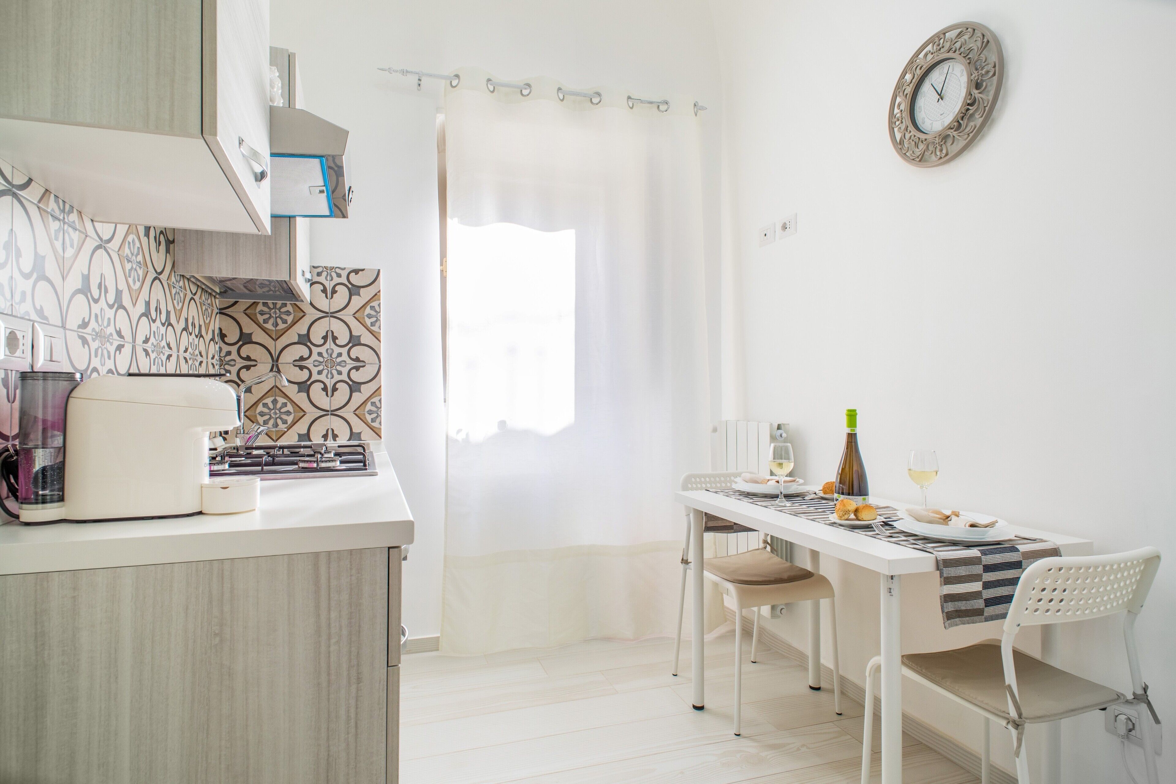 Fridge, oven, stovetop, coffee/tea maker