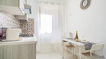 Fridge, oven, stovetop, coffee/tea maker