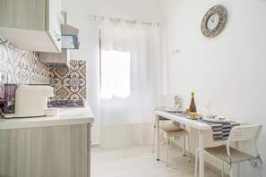 Kühlschrank, Ofen, Herdplatte, Wasserkocher mit Kaffee-/Teezubehör