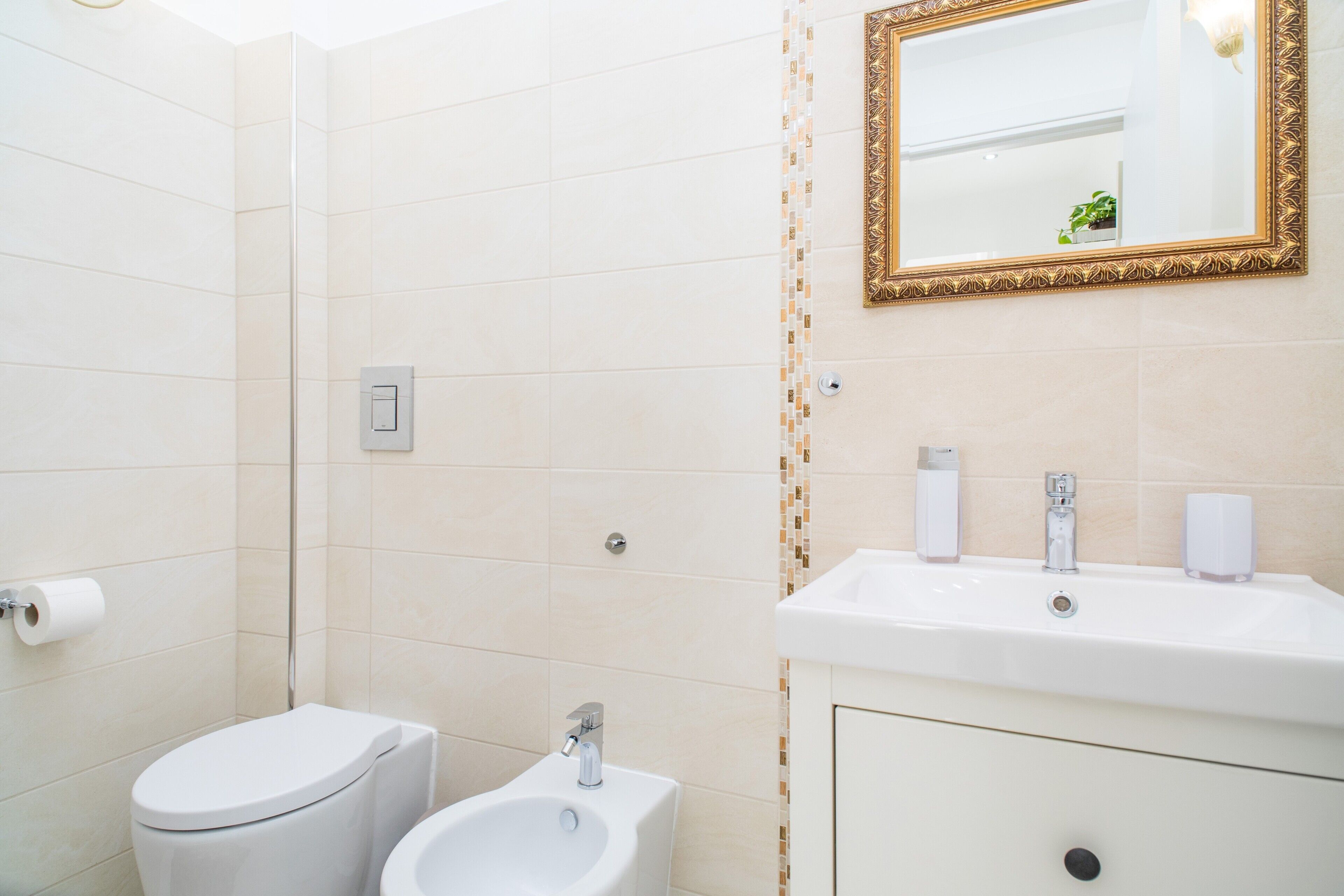 Douche, articles de toilette gratuits, sèche-cheveux, peignoirs