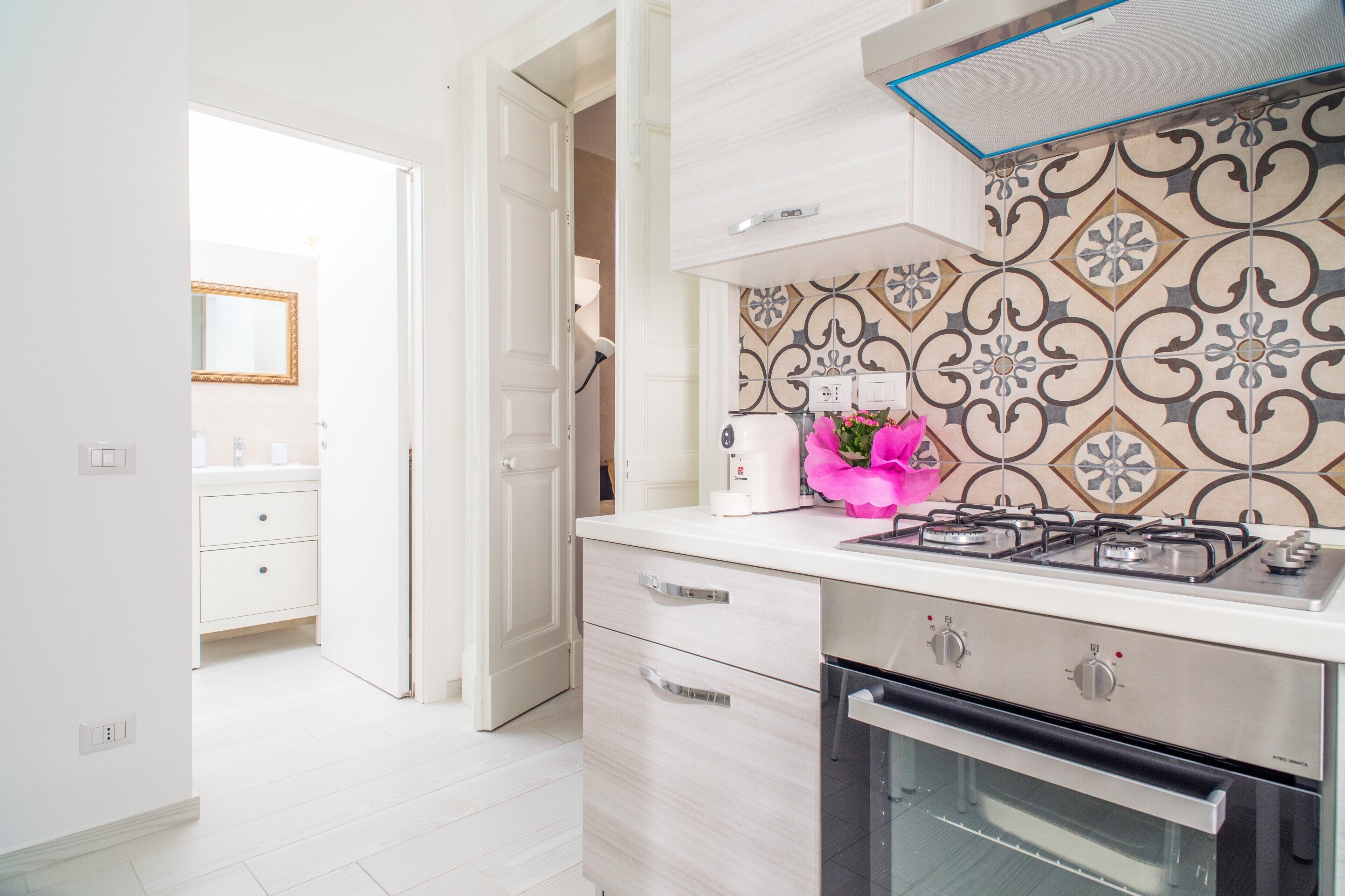 Een koelkast, een oven, een kookplaat, een koffiezetapparaat/waterkoker