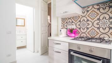 Een koelkast, een oven, een kookplaat, een koffiezetapparaat/waterkoker