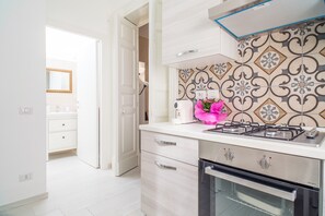 Réfrigérateur, four, plaque de cuisson, cafetière/bouilloire