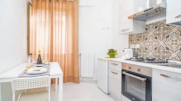 Frigorifero, forno, piano cottura, macchina per tè/caffè