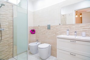 Shower, hair dryer, towels - Apartment "Alba 2" with Shared Terrace & Wi-Fi (Viagrande)