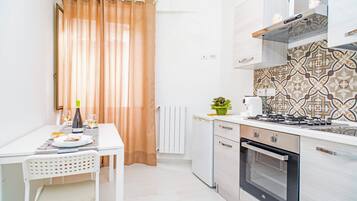 Een koelkast, een oven, een kookplaat, een koffiezetapparaat/waterkoker