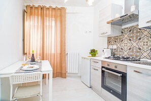 Fridge, oven, stovetop, coffee/tea maker