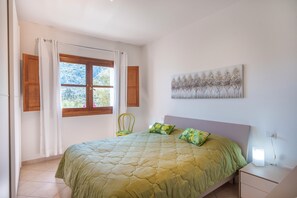 2 عدّة غرف نوم وواي فاي مجانًا وملاءات أسرّة