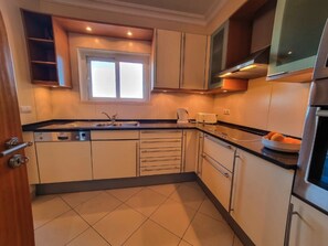 Fridge, microwave, oven, stovetop - Apartment 'Victoria Comfort' with Shared Pool, Wi-Fi and Air Conditioning (Quarteira)