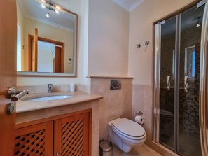 Shower, hair dryer, towels - Apartment 'Victoria Comfort' with Shared Pool, Wi-Fi and Air Conditioning (Quarteira)