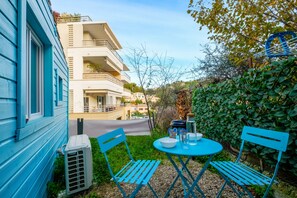 Outdoor dining - Studio Apartment 'Little California' with Private Terrace, Wi-Fi and Air Conditioning (Cagnes-sur-Mer)
