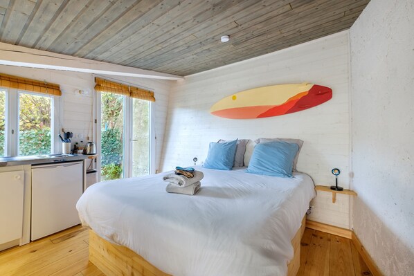 Free WiFi, bed sheets - Studio Apartment 'Little California' with Private Terrace, Wi-Fi and Air Conditioning (Cagnes-sur-Mer)