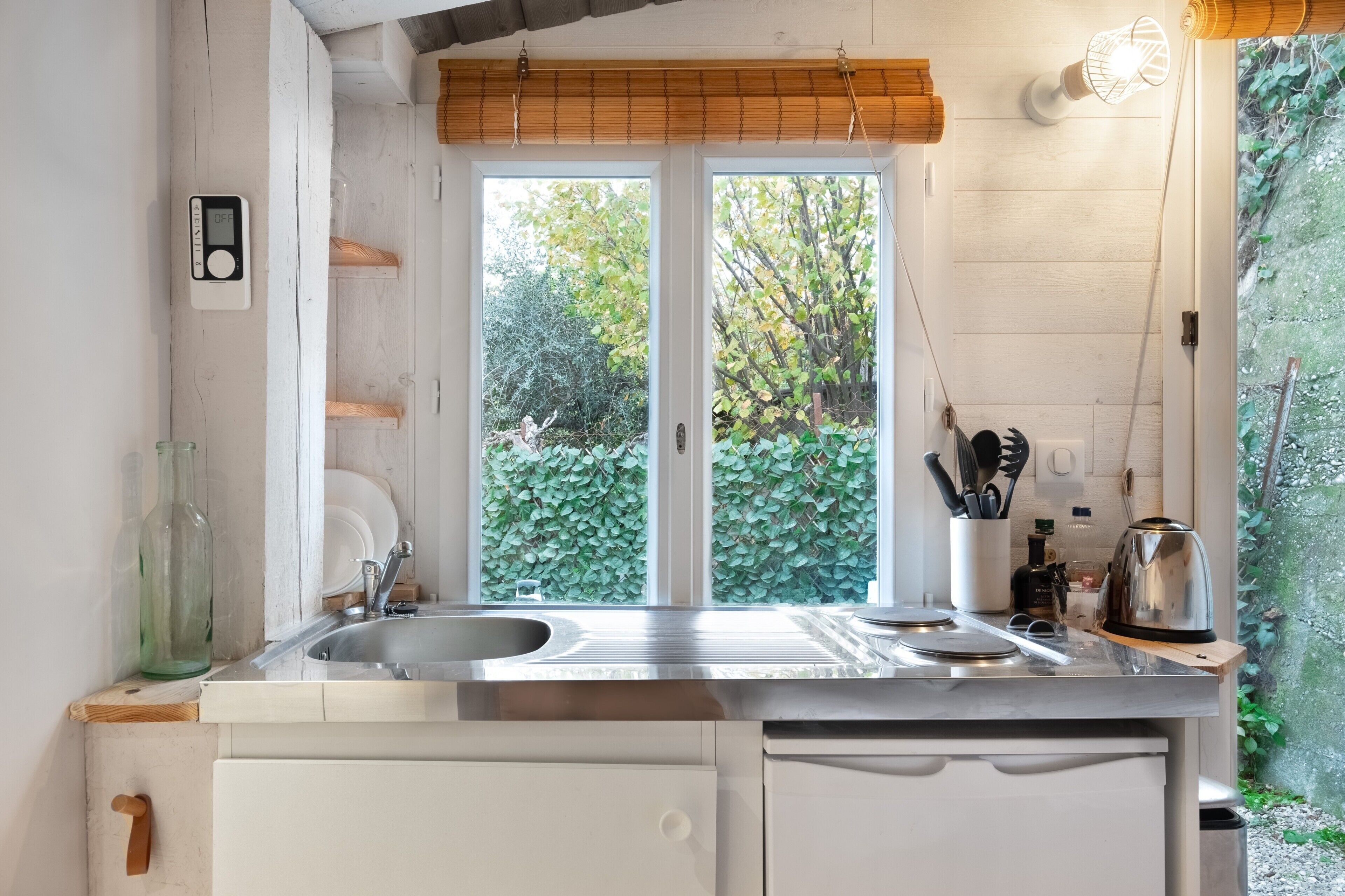 Een koelkast, een microgolfoven, een kookplaat