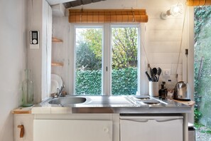 Kühlschrank, Mikrowelle, Herdplatte, Wasserkocher mit Kaffee-/Teezubehör