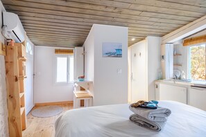 Free WiFi, bed sheets - Studio Apartment 'Little California' with Private Terrace, Wi-Fi and Air Conditioning (Cagnes-sur-Mer)