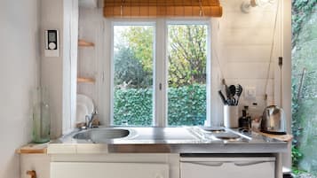 Kjøleskap, mikrobølgeovn, kokeplater og kaffetrakter/tekoker