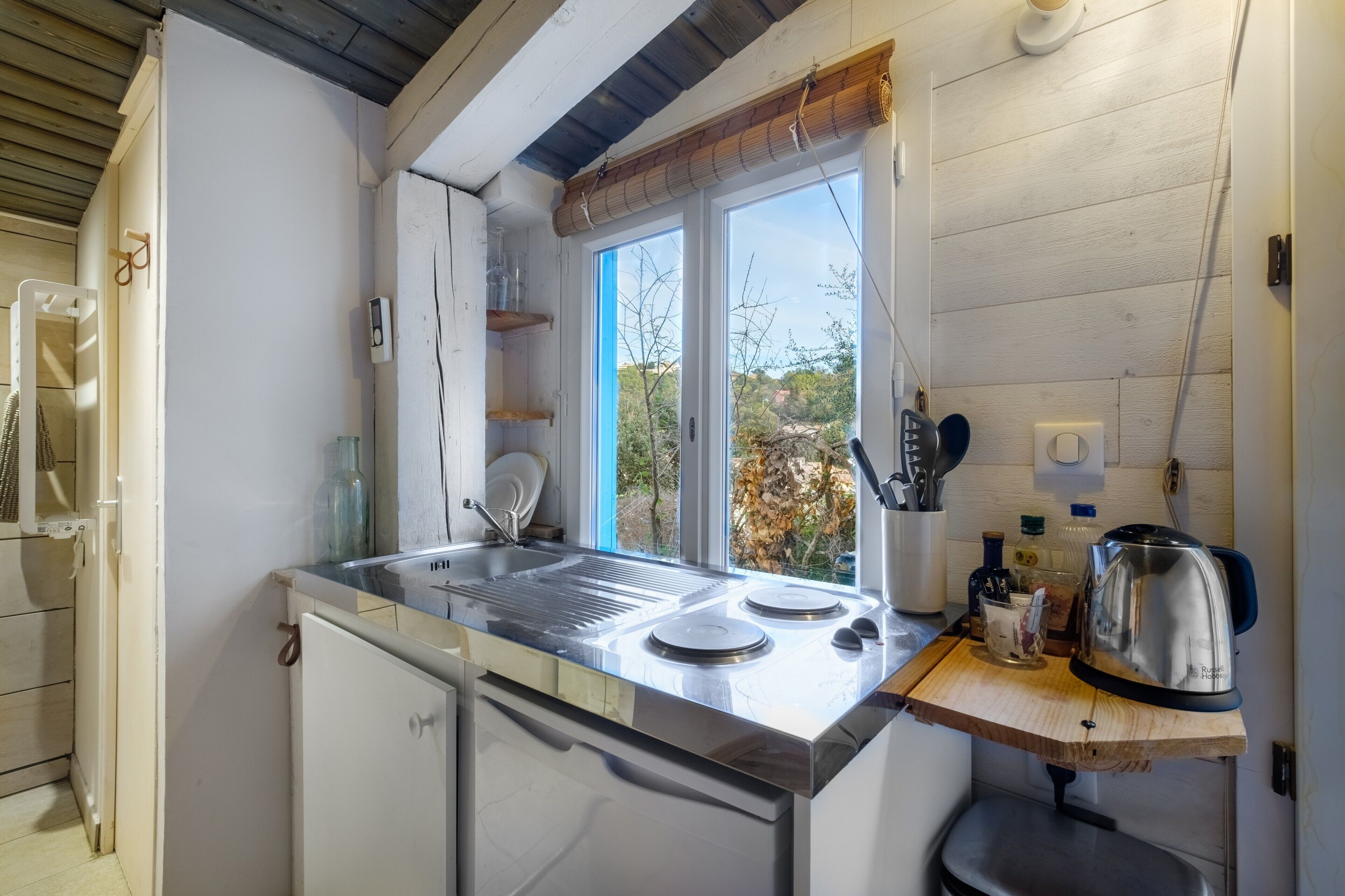 Réfrigérateur, micro-ondes, plaque de cuisson, cafetière/bouilloire