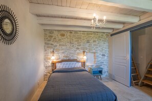 3 bedrooms, free WiFi, bed sheets - Holiday Home 'Gîte Figuier Au Mas Dujau' with Mountain View, Shared Pool and Wi-Fi (Saint Sauveur de Cruzières)