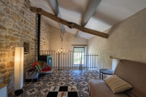 Televisión, chimenea y tenis de mesa 