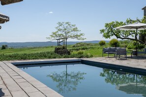 Pool - Holiday Home 'Gîte Figuier Au Mas Dujau' with Mountain View, Shared Pool and Wi-Fi (Saint Sauveur de Cruzières)