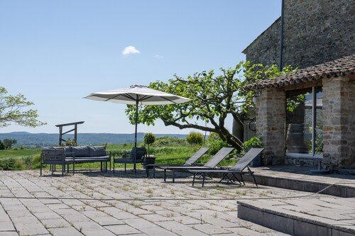 Cottage 'Gite Figuier Et Vignes' with Shared Pool, Private Terrace and Wi-Fi